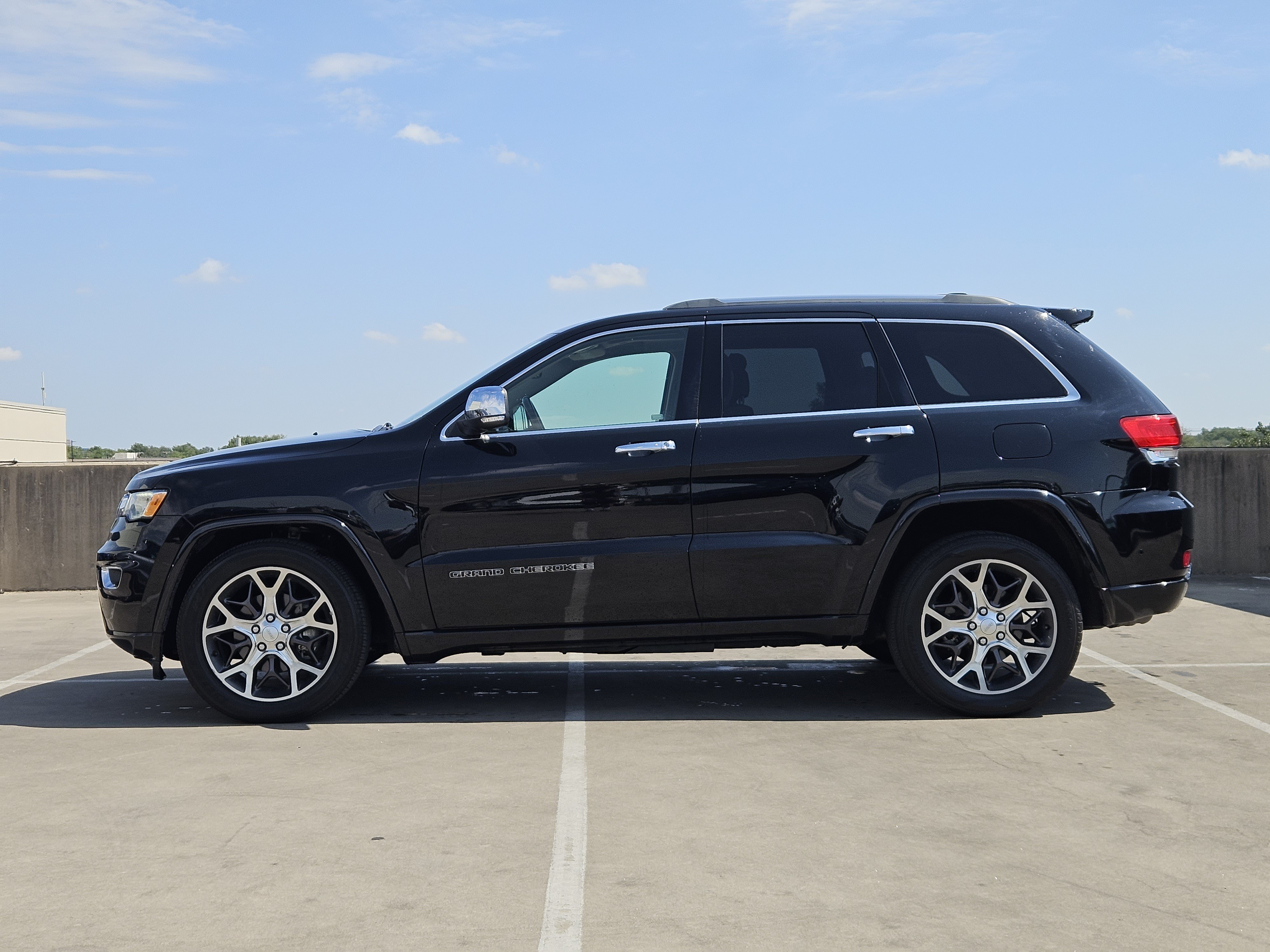 Used 2019 Jeep Grand Cherokee Overland AWD/4WD image 2