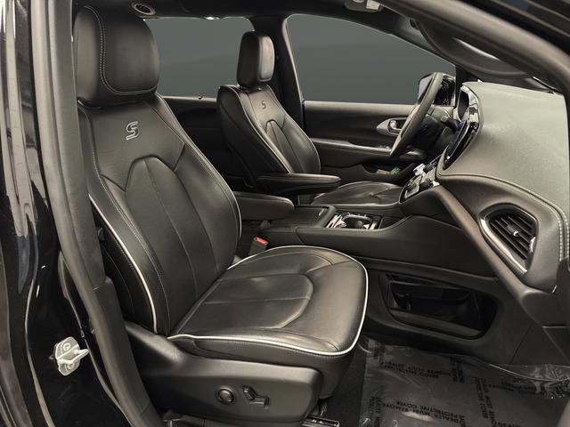 Certified 2025 Chrysler Pacifica Limited image 31