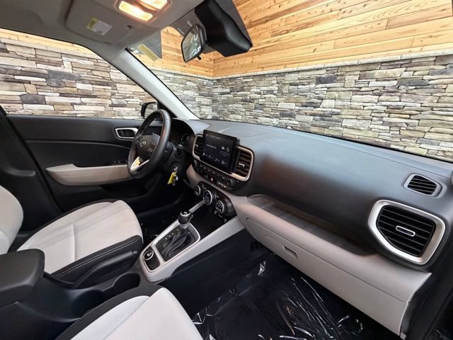 Used 2023 Hyundai Venue SEL FWD image 15