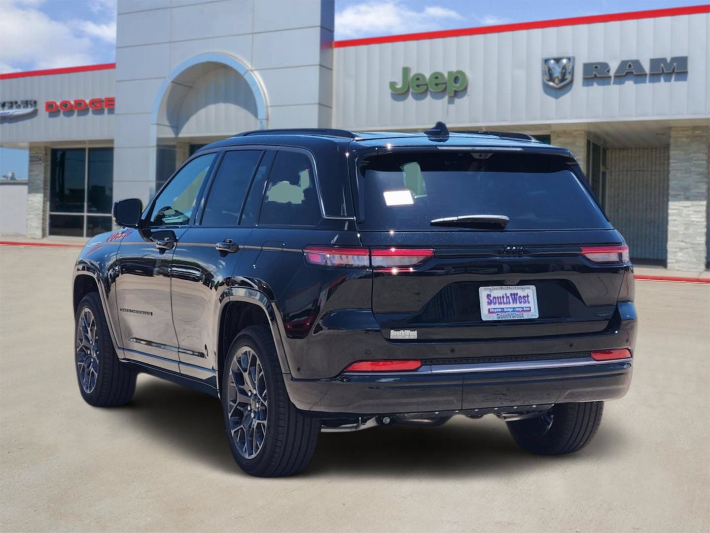 New 2026 Jeep Grand Cherokee Summit w/ Obsidian Package AWD/4WD image 4