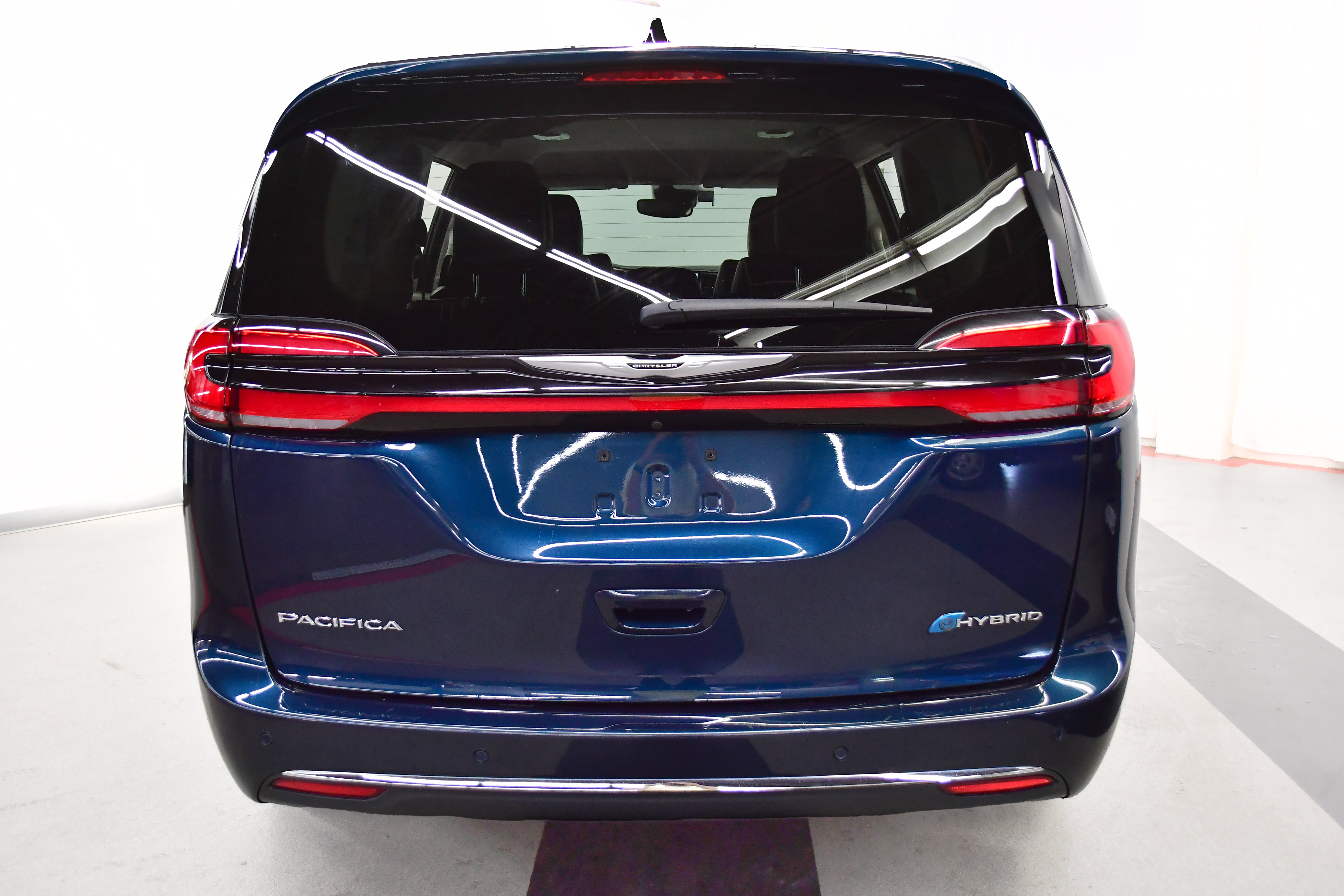 Used 2024 Chrysler Pacifica Limited FWD image 6