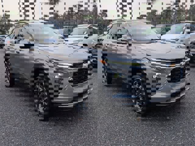 Used 2024 Chevrolet Trax LT image 2