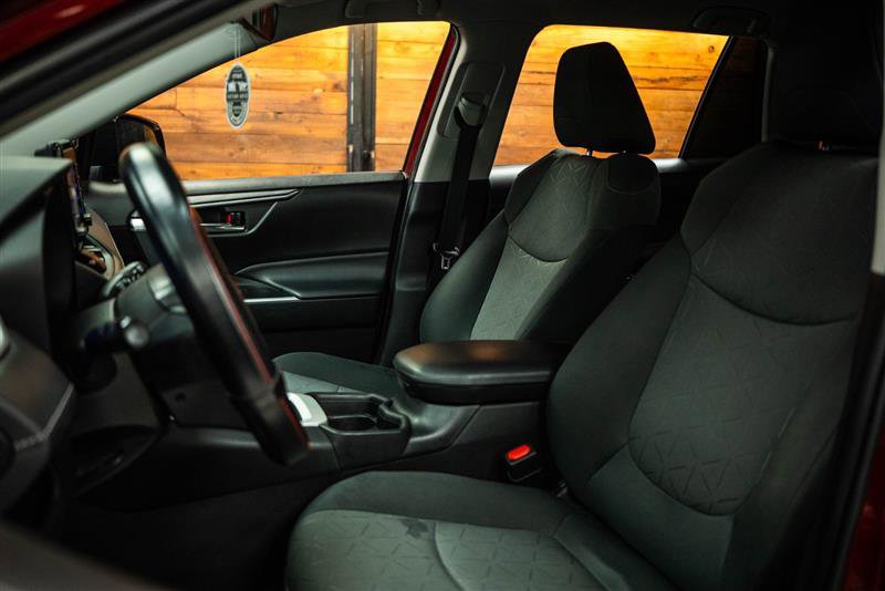 Used 2021 Toyota RAV4 XLE w/ Carpet Mat Package (TMS) image 9