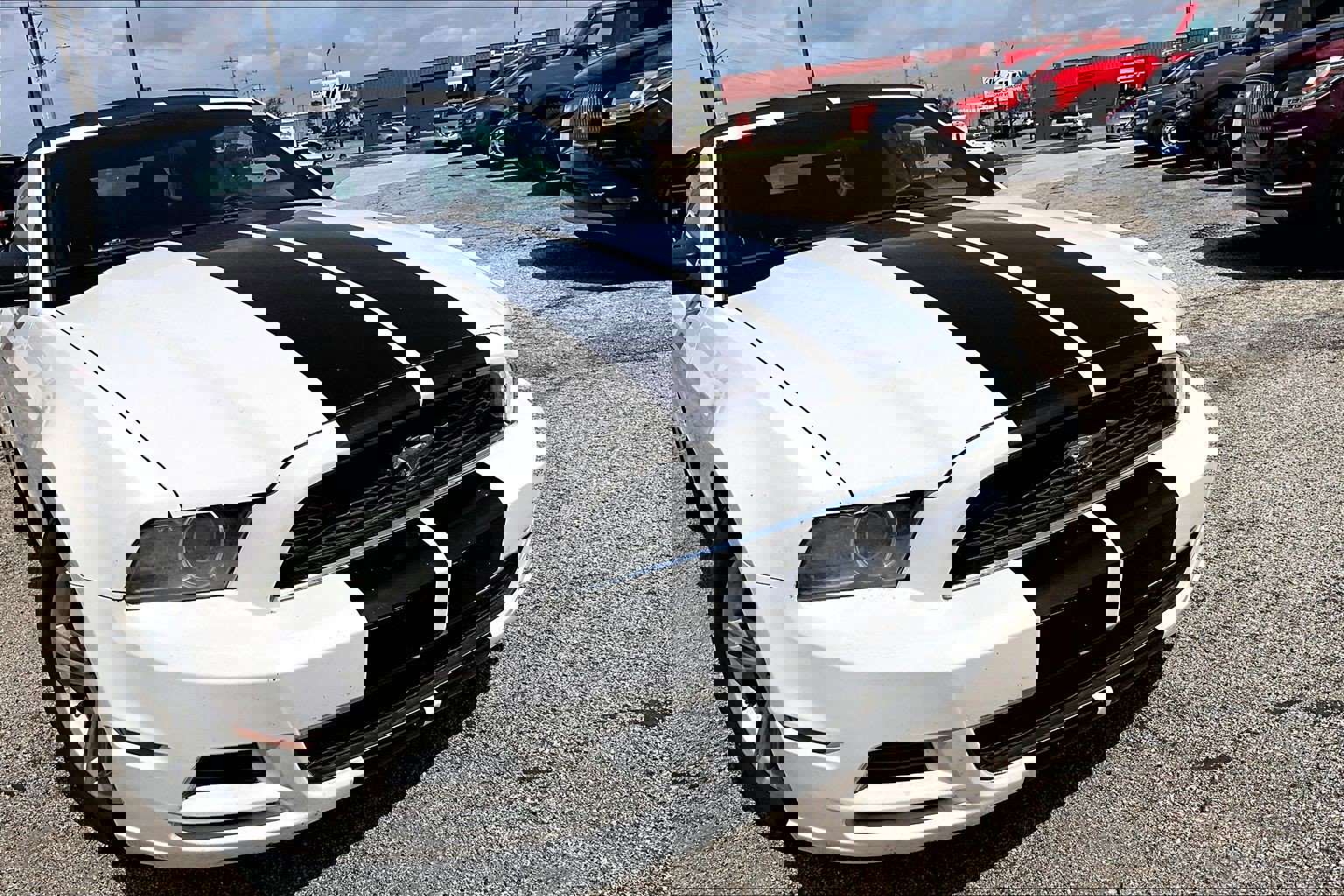 Used 2013 Ford Mustang Convertible image 3