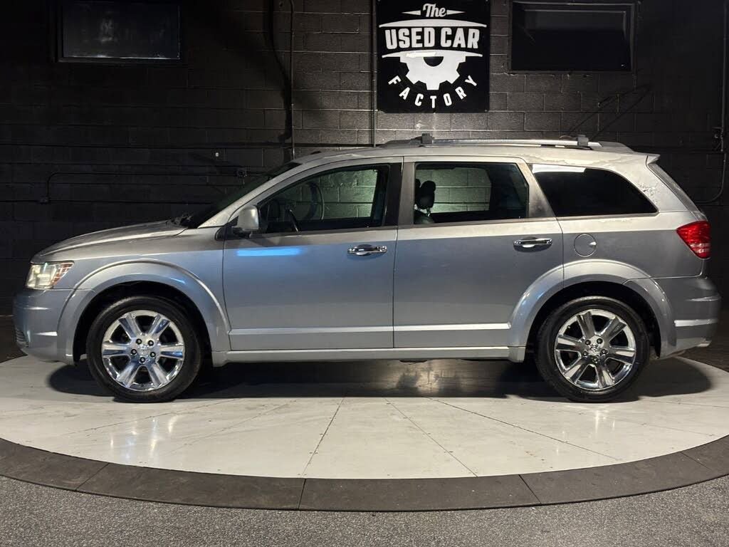 Used 2010 Dodge Journey R/T w/ Navigation & Sound Group I image 2