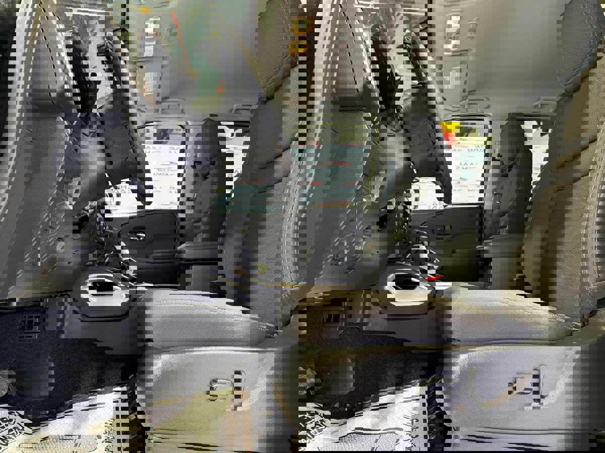 Used 2024 Nissan Frontier SV image 33