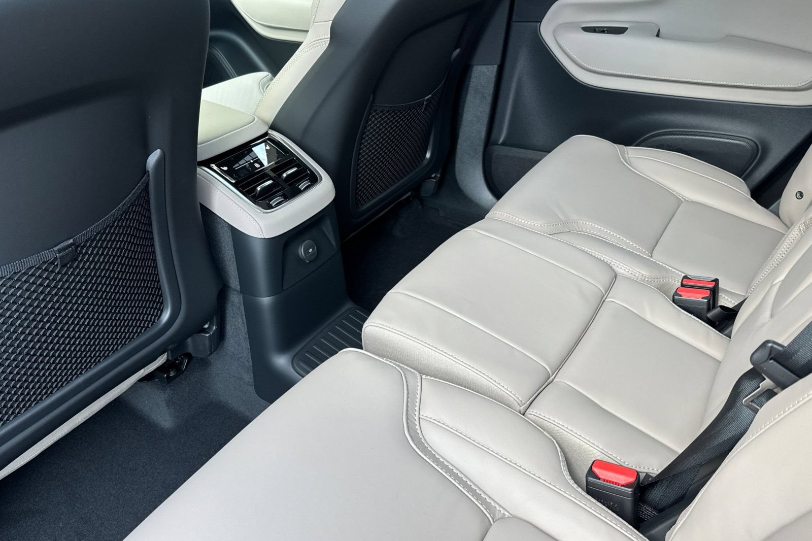 New 2026 Volvo XC90 T8 Ultra w/ Protection Package Premier AWD/4WD image 12