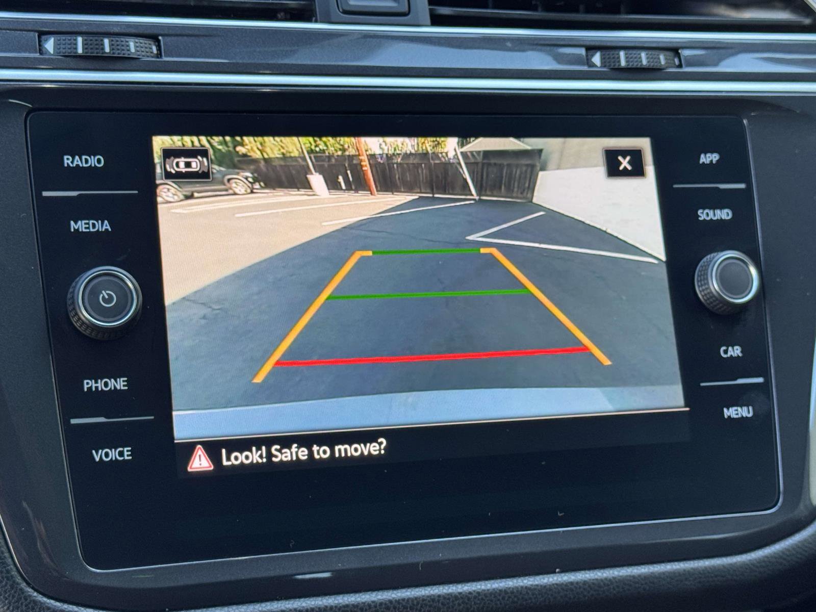 Used 2024 Volkswagen Tiguan SE w/ Panoramic Sunroof Package image 17