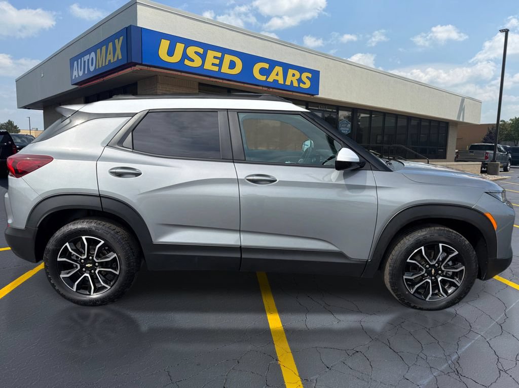 Used 2023 Chevrolet TrailBlazer ACTIV w/ Technology Package AWD/4WD image 2