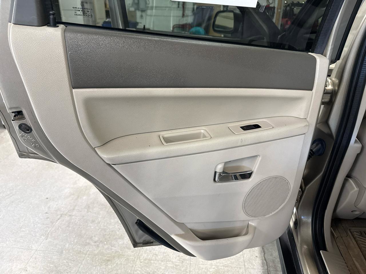 Used 2005 Jeep Grand Cherokee Limited AWD/4WD image 39