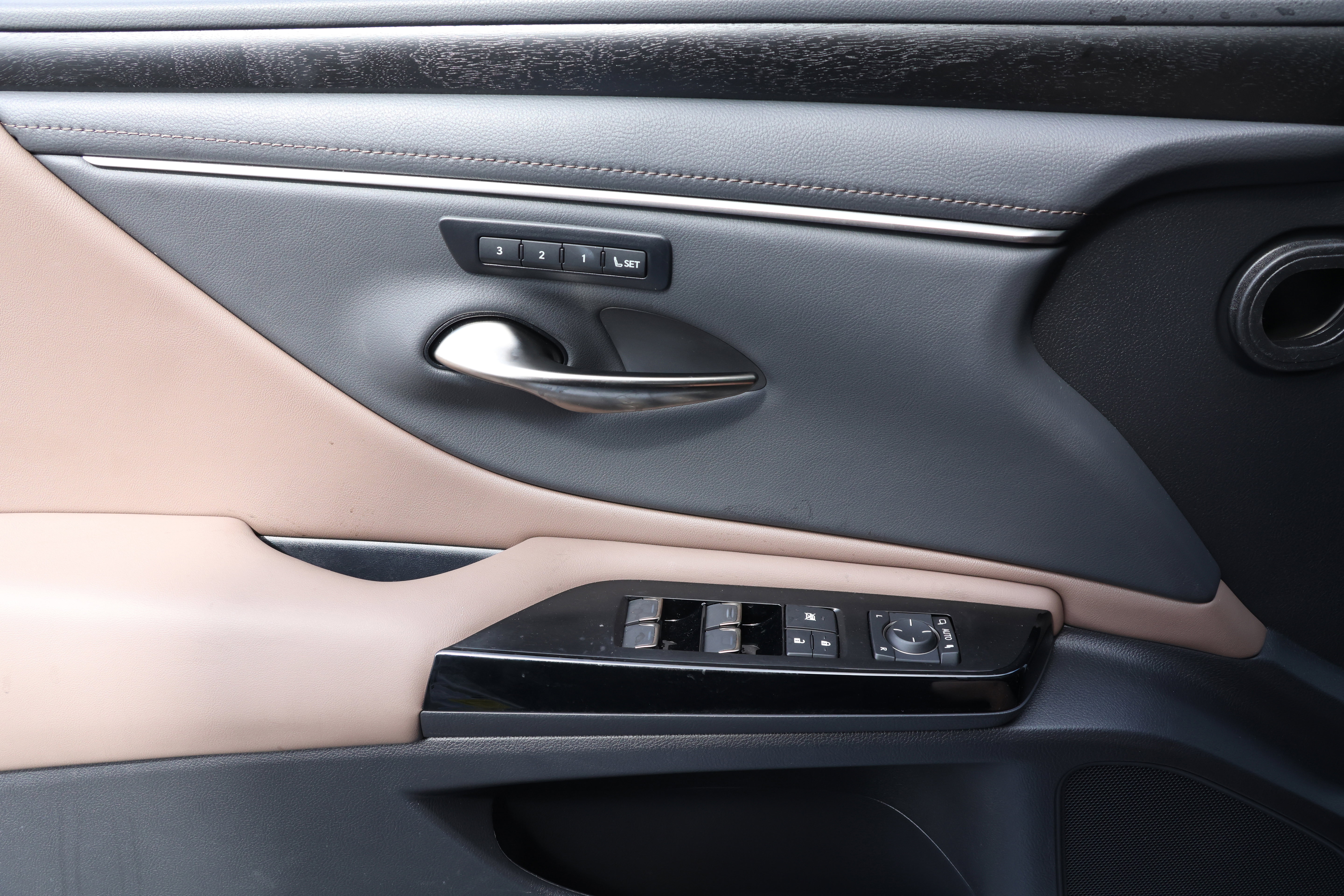 Used 2025 Lexus ES 350 w/ Premium Package image 12