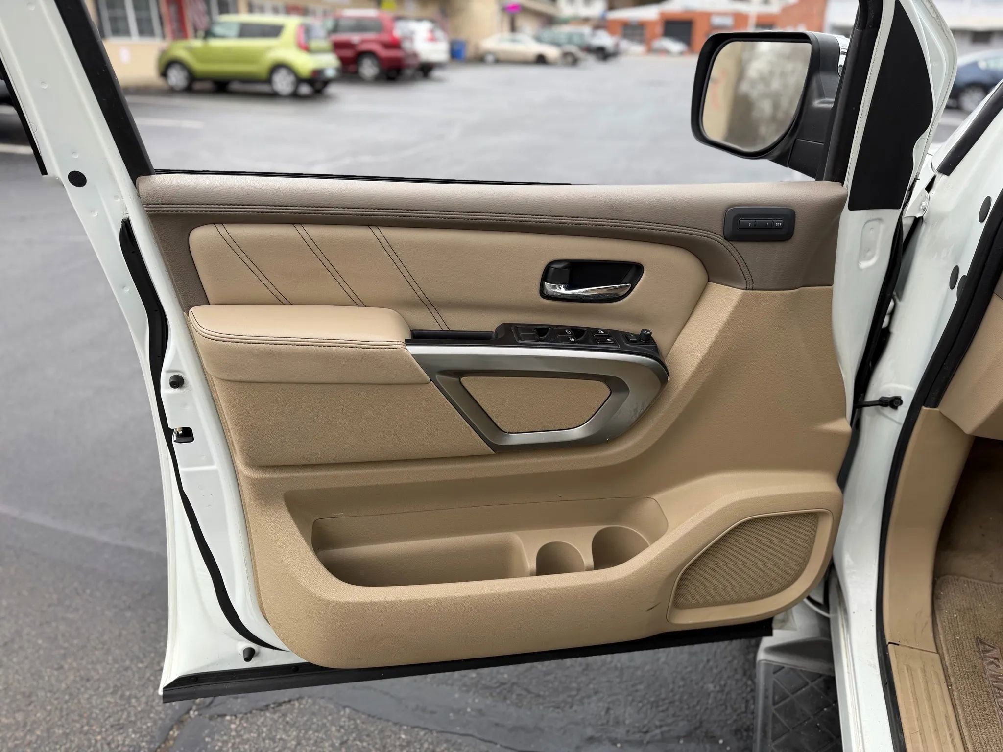 Used 2015 Nissan Armada Platinum image 14