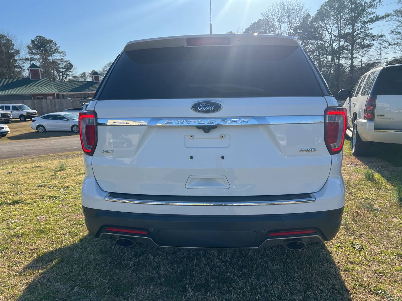 Used 2018 Ford Explorer XLT w/ Equipment Group 202A AWD/4WD image 3