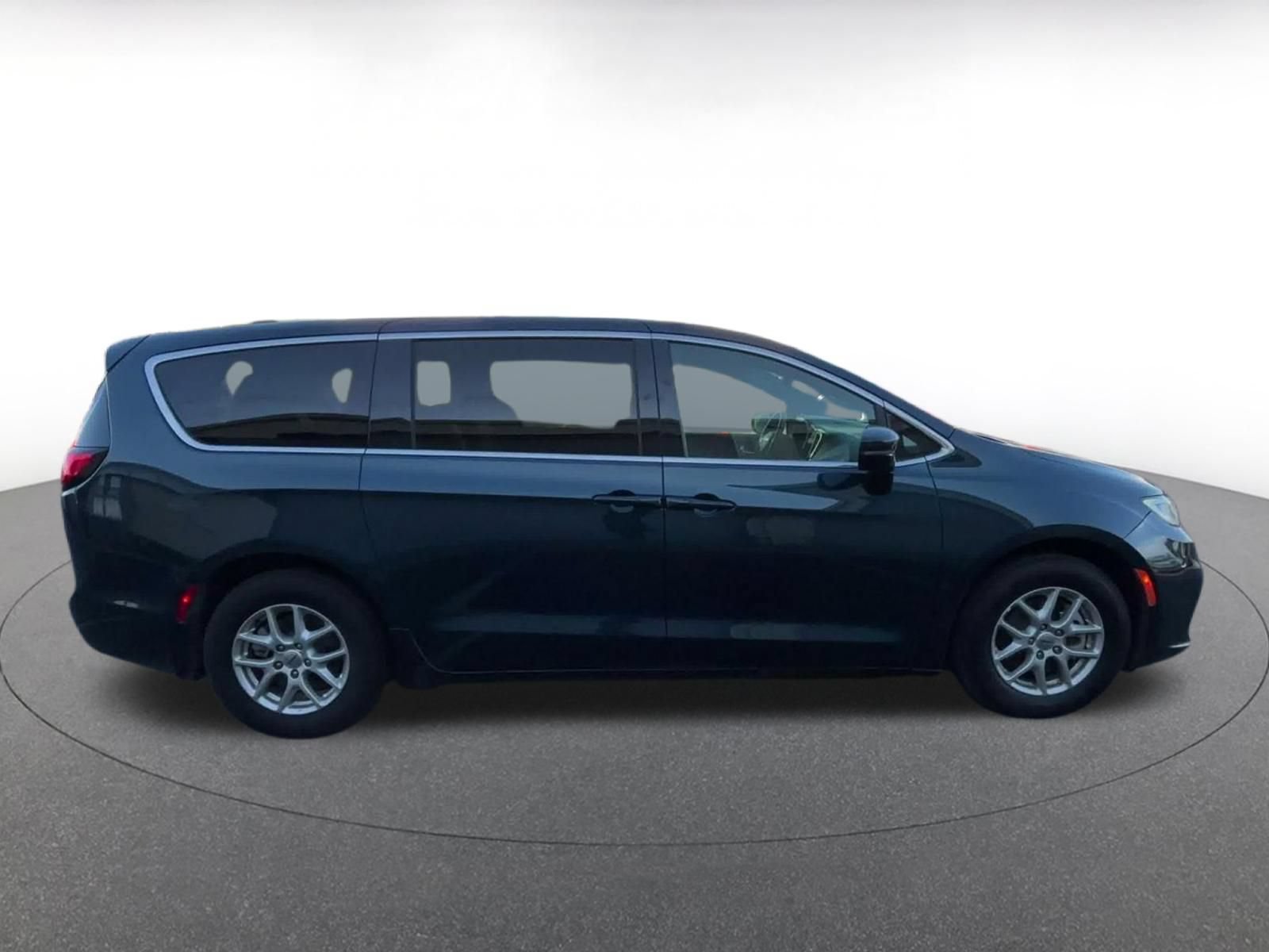 Used 2025 Chrysler Pacifica Select FWD image 15