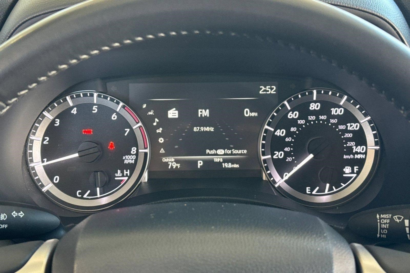 Used 2025 Toyota Highlander LE FWD image 23
