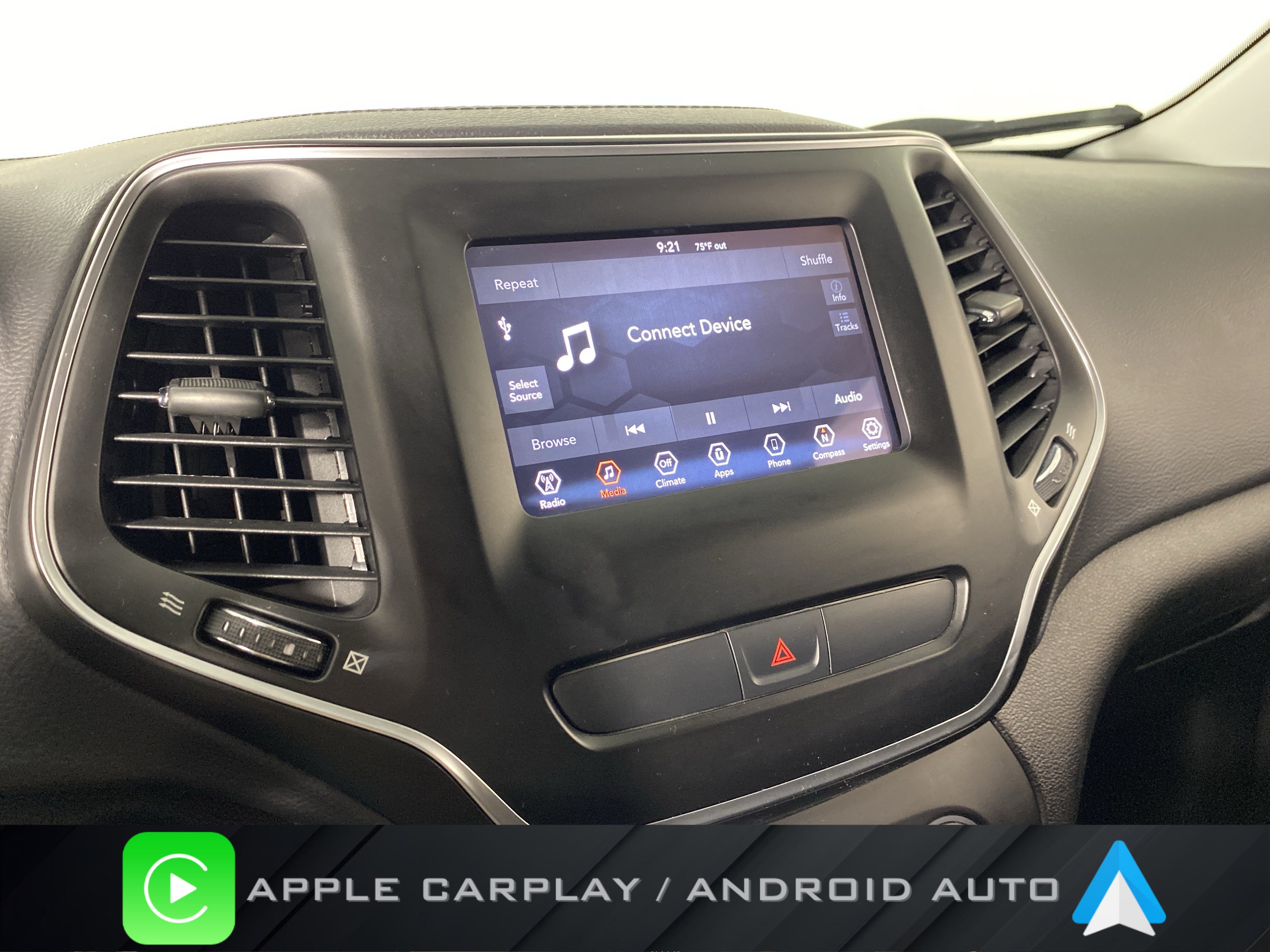 Used 2019 Jeep Cherokee Latitude w/ Popular Appearance Group AWD/4WD image 2