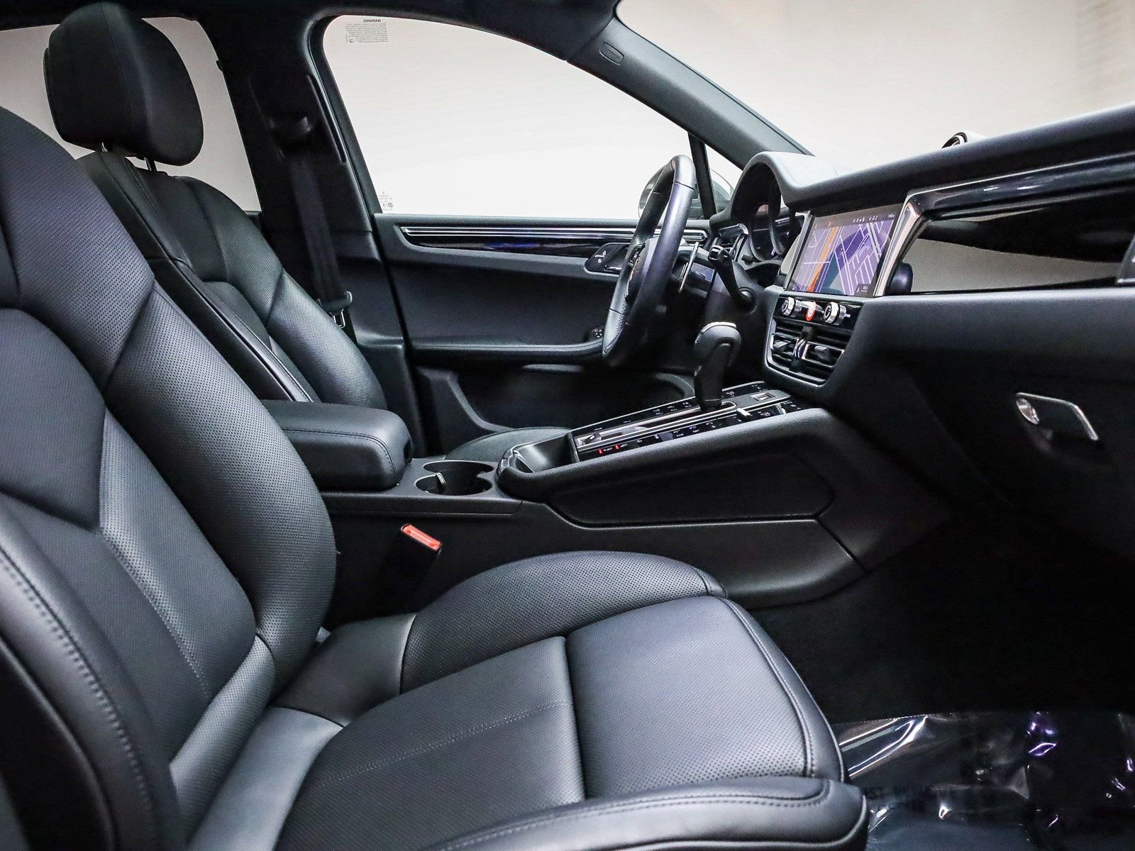 Certified 2025 Porsche Macan Turbo image 16