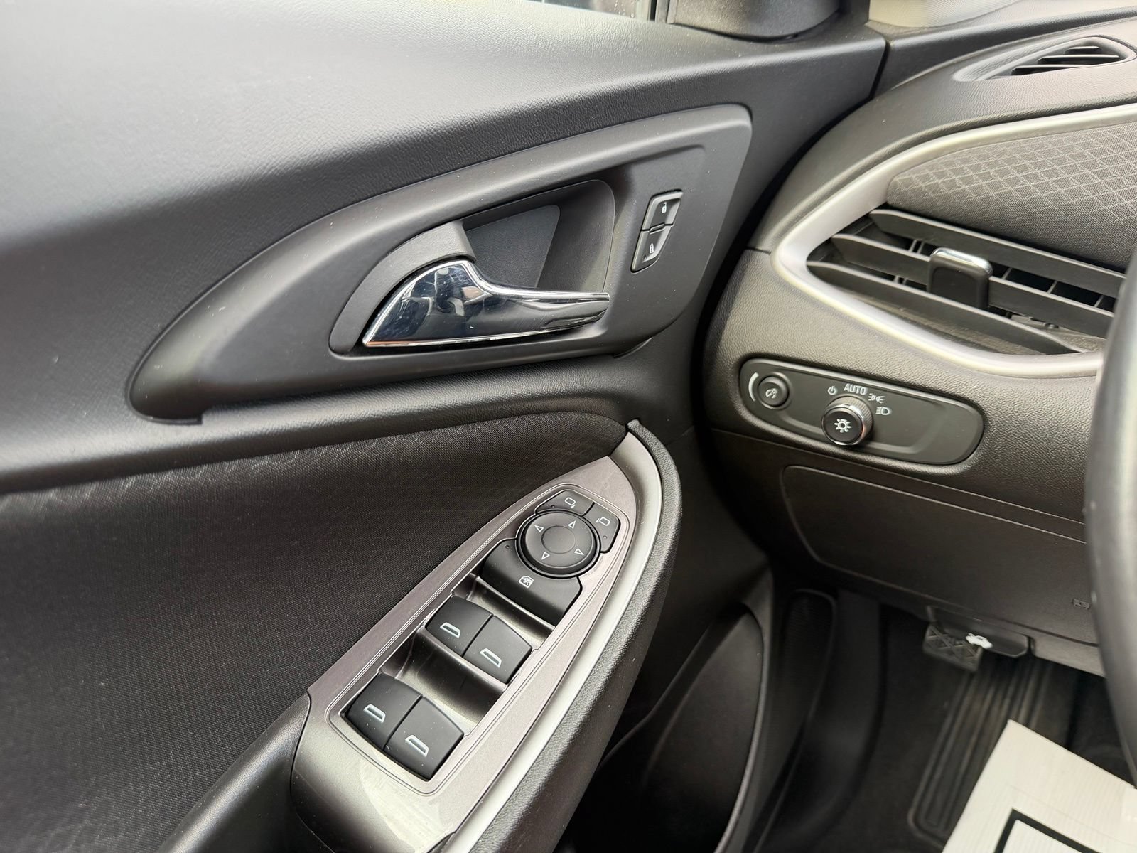 Used 2021 Chevrolet Malibu RS FWD image 25