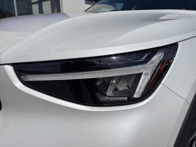 Used 2025 Volvo XC40 B5 Plus AWD/4WD image 9