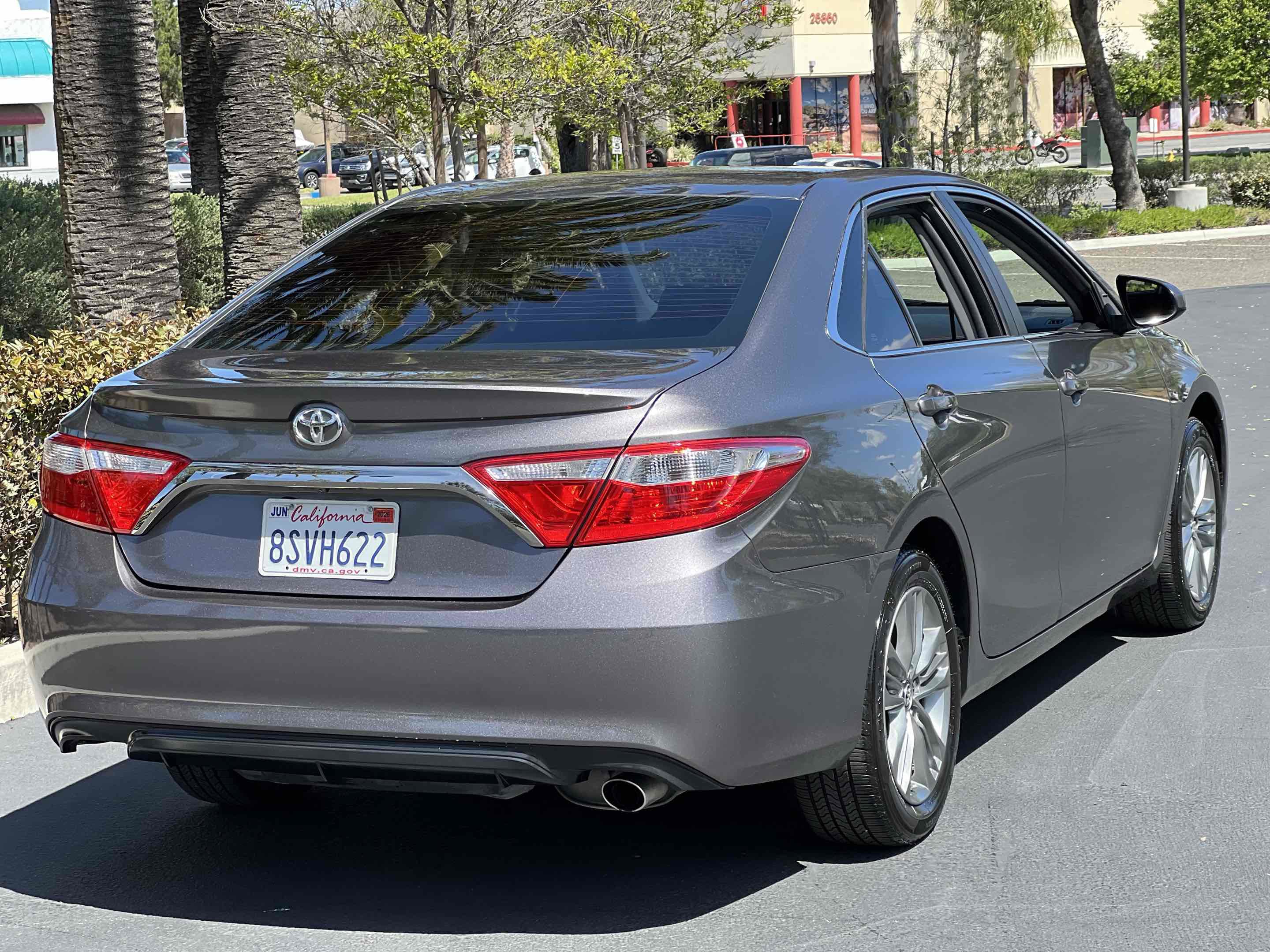Used 2017 Toyota Camry SE w/ Moonroof Package FWD image 13