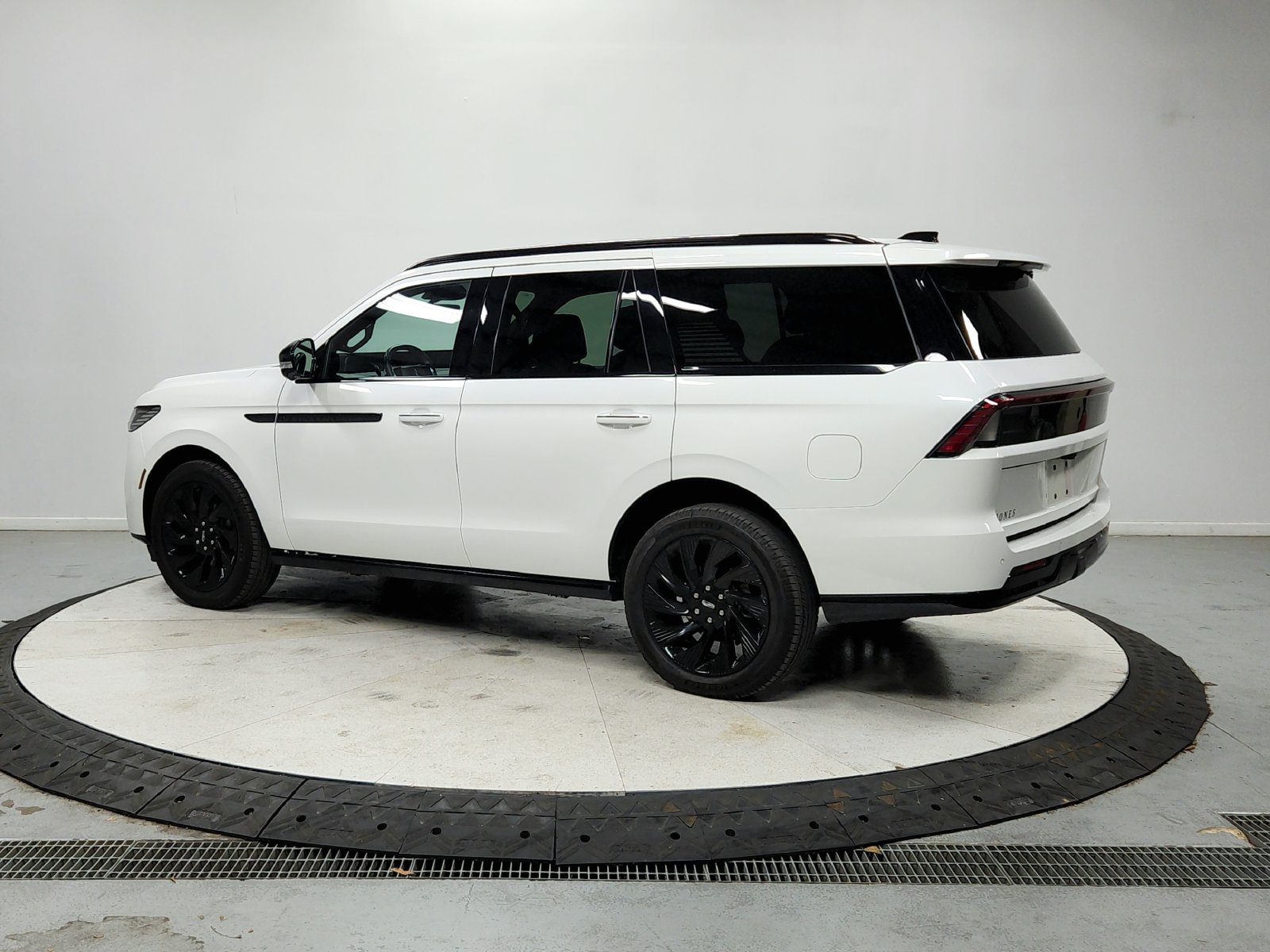 Used 2026 Lincoln Navigator Reserve w/ Jet Appearance Package AWD/4WD image 6
