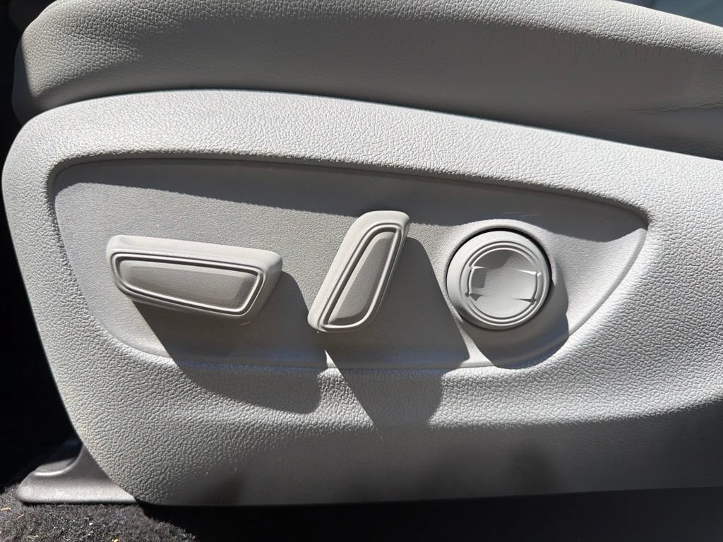 Used 2021 Toyota Highlander XLE AWD/4WD image 25
