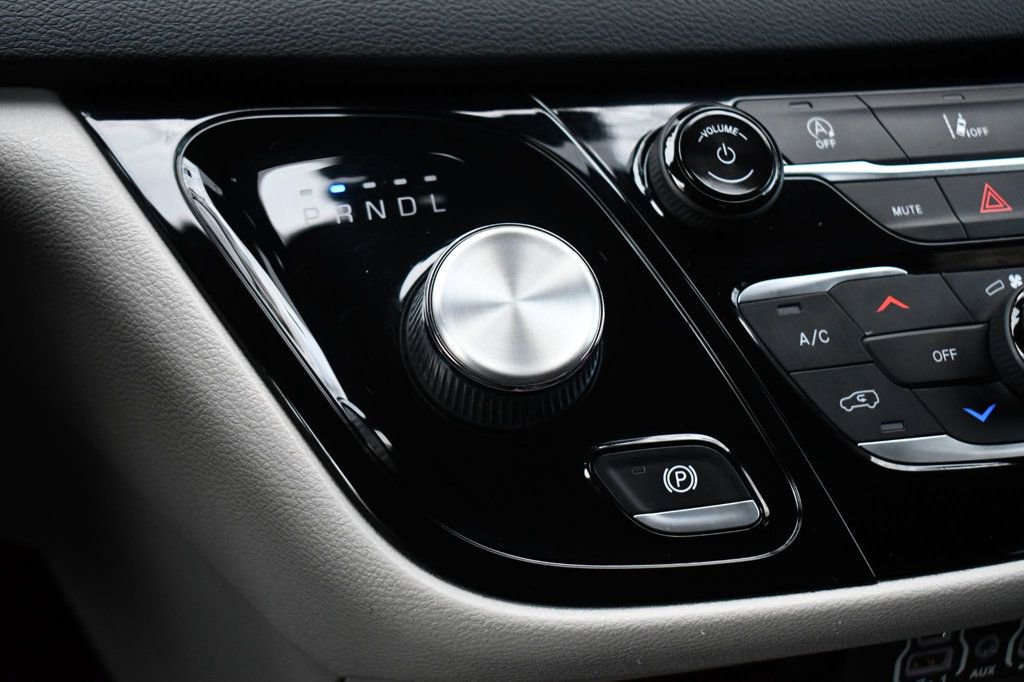 Used 2022 Chrysler Pacifica Touring-L image 33