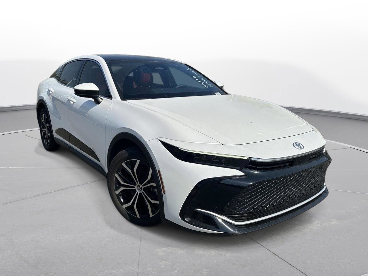 Used 2023 Toyota Crown Limited image 4