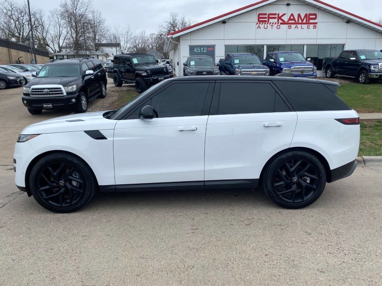 Used 2024 Land Rover Range Rover Sport SE image 2