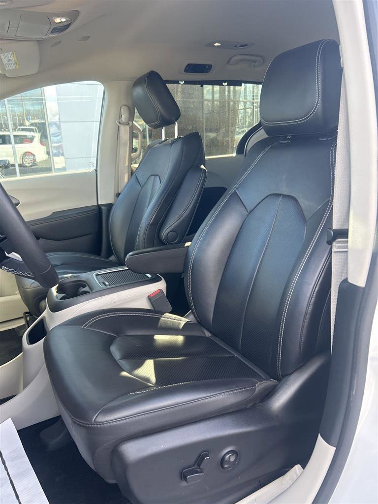 Used 2024 Chrysler Pacifica Touring-L image 8