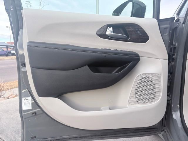 Used 2023 Chrysler Pacifica Limited image 20