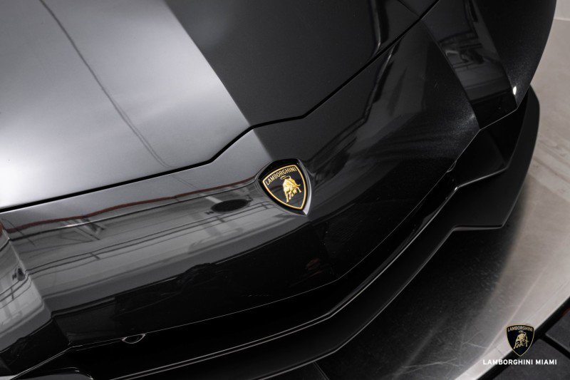 Used 2018 Lamborghini Aventador S image 7