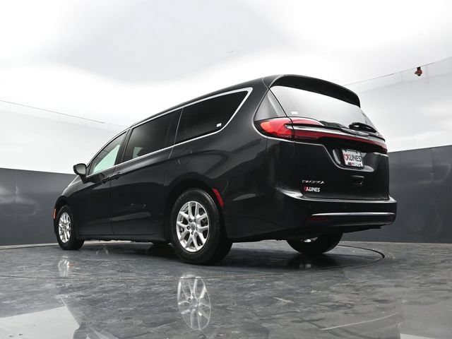 Used 2023 Chrysler Pacifica Touring-L FWD image 47