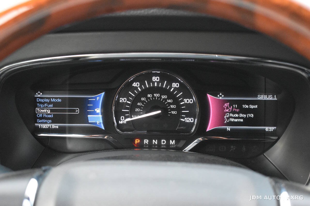 Used 2017 Lincoln Navigator Select AWD/4WD image 23