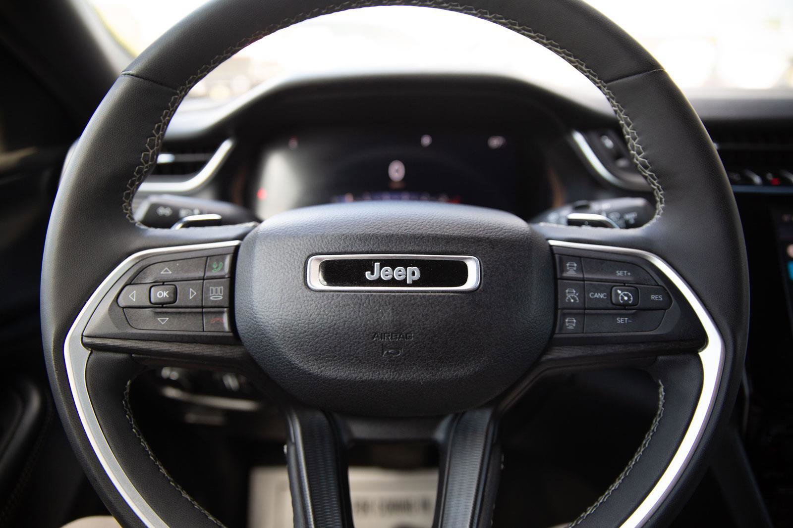 Used 2024 Jeep Grand Cherokee L Laredo image 12