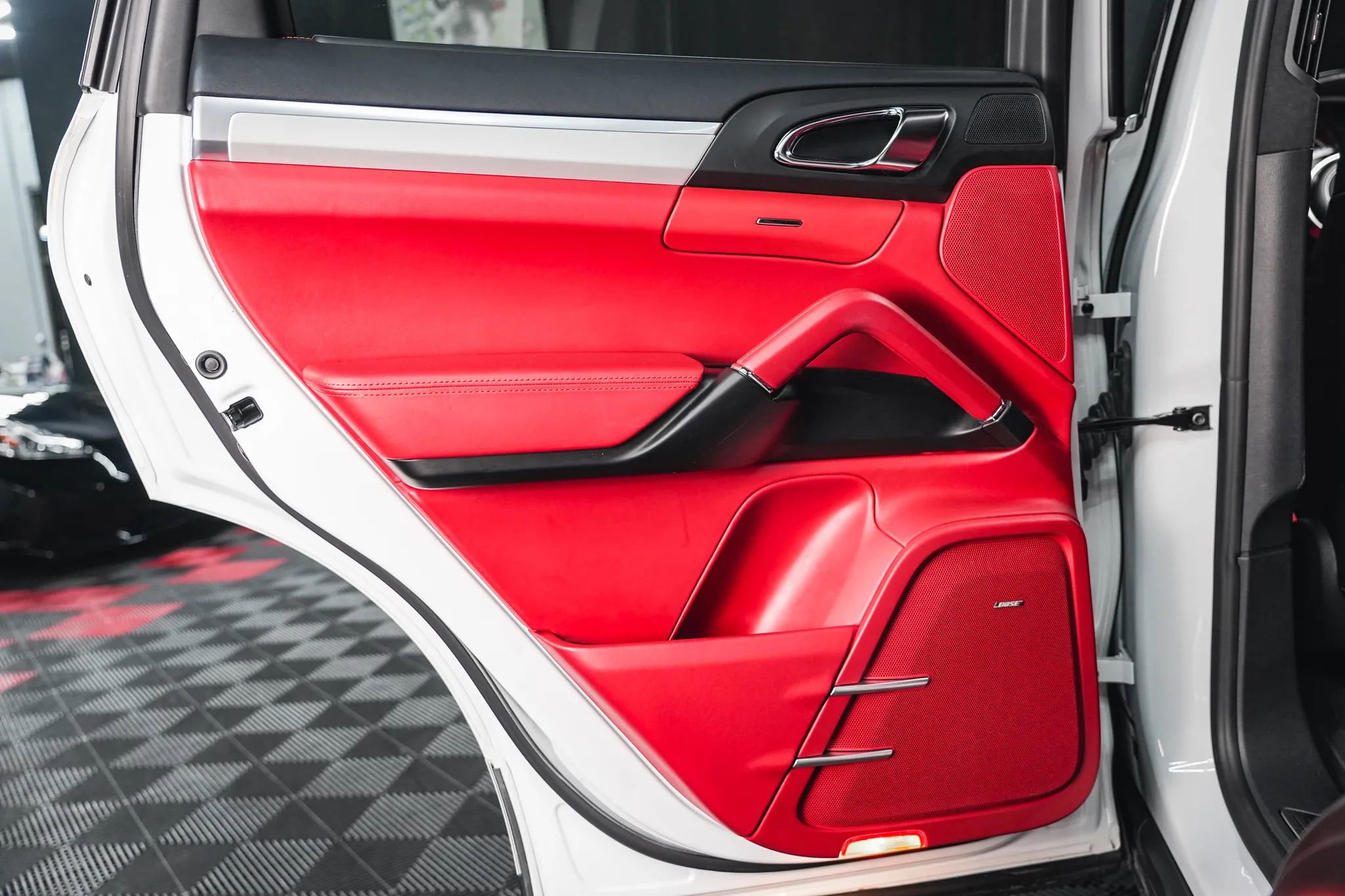 Used 2015 Porsche Cayenne Turbo image 44