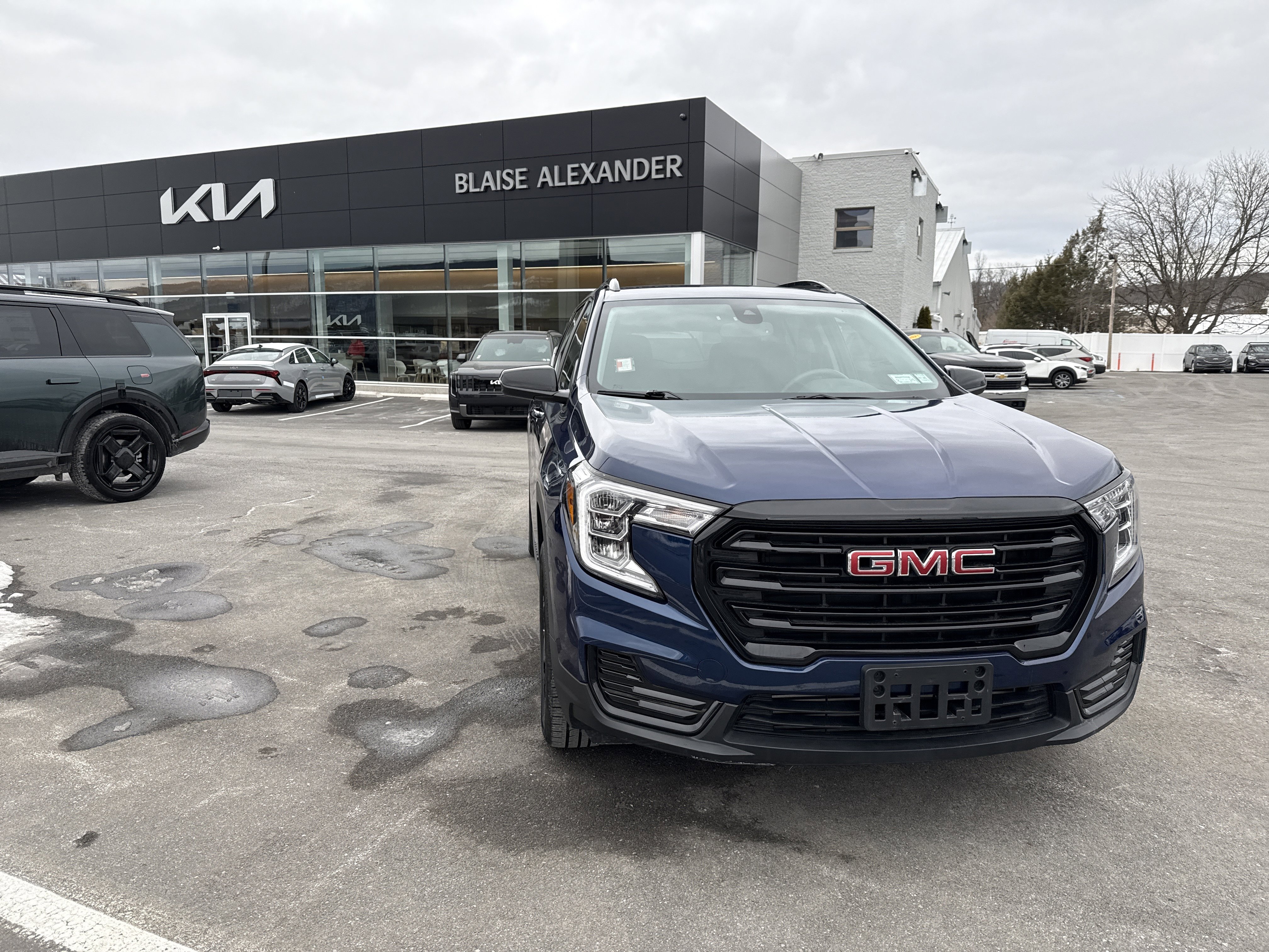 Used 2023 GMC Terrain SLE w/ Driver Convenience Package image 1