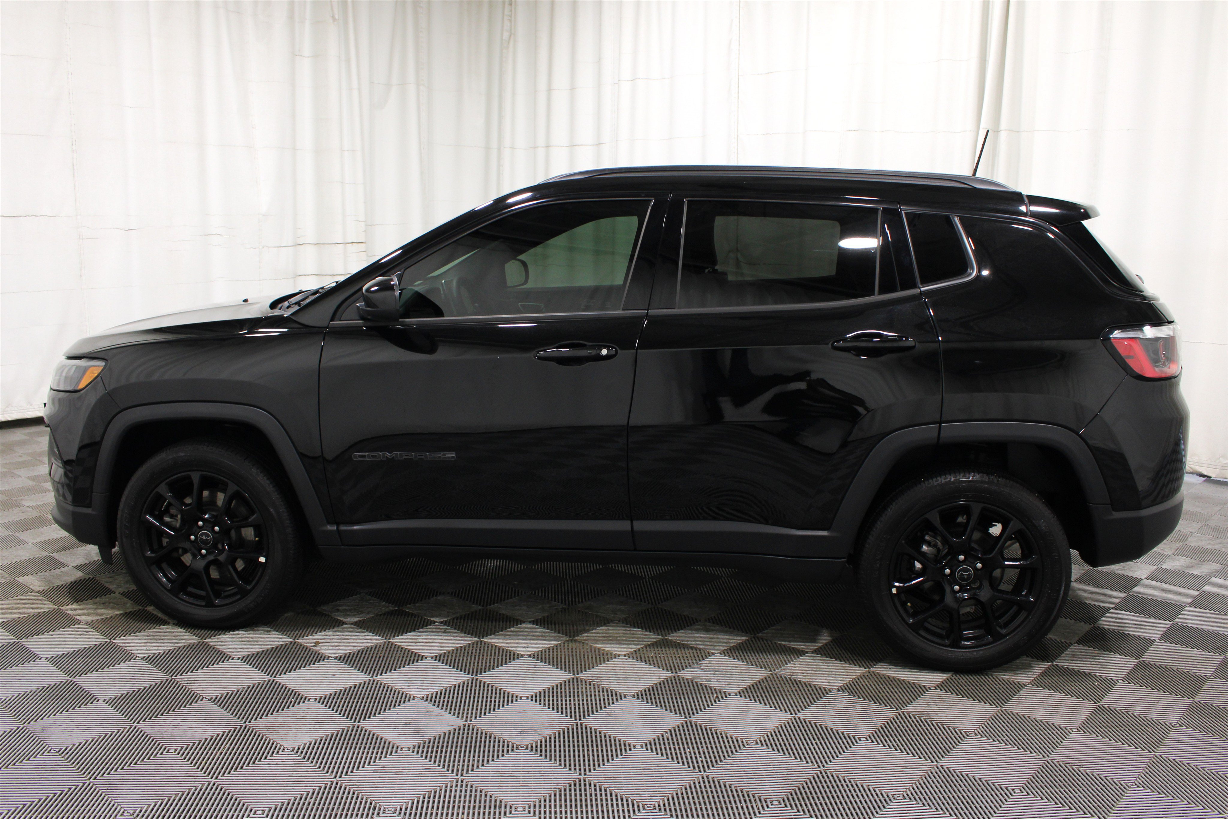 Used 2025 Jeep Compass Latitude w/ Altitude Special Edition AWD/4WD image 31