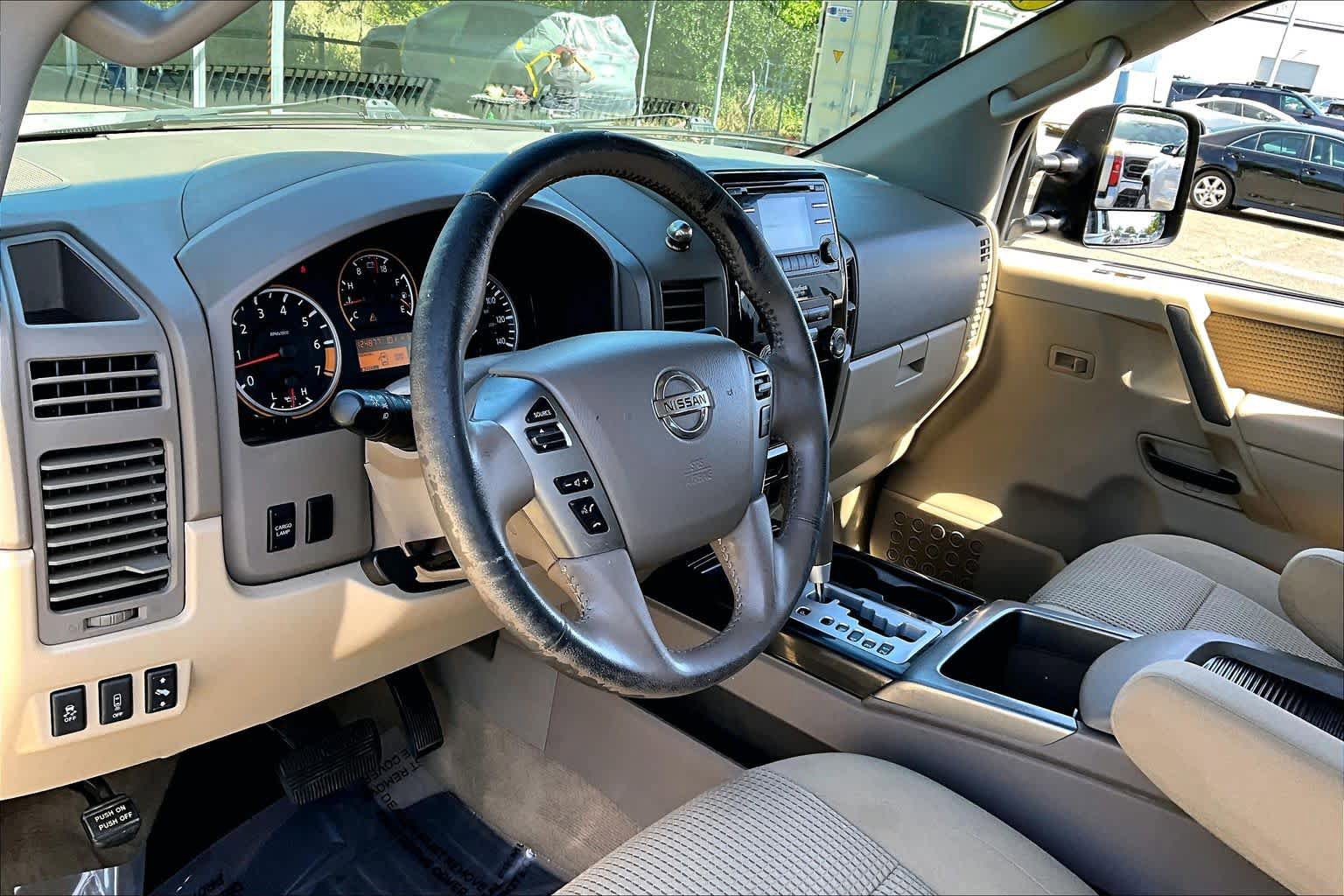 Used 2014 Nissan Titan SV w/ SV Premium Utility Package AWD/4WD image 17