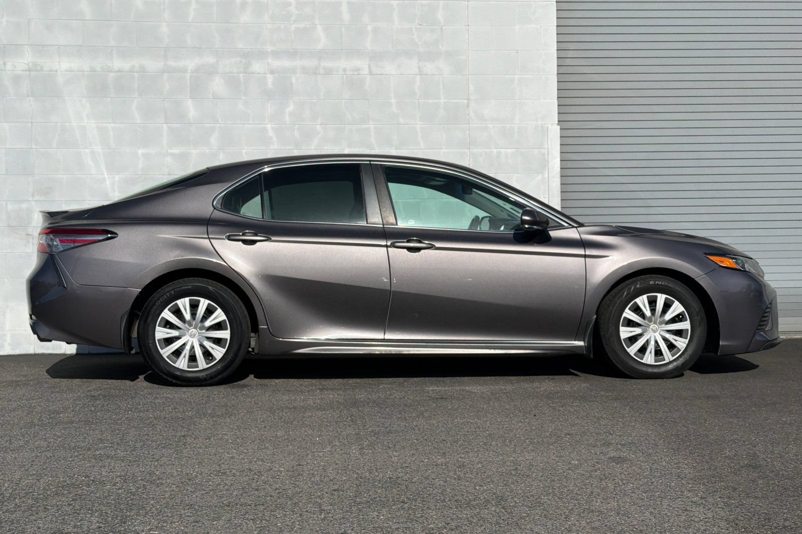 Used 2018 Toyota Camry SE w/ Moonroof Package FWD image 3