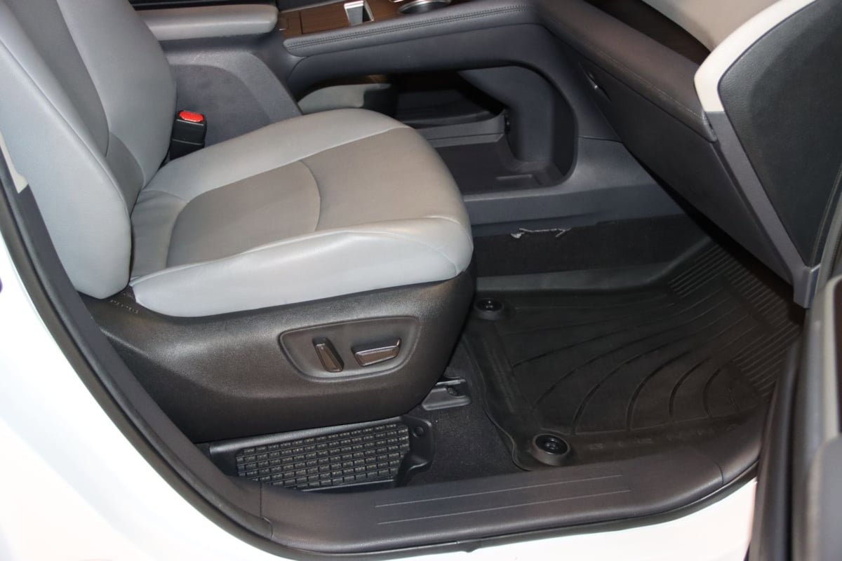 Used 2023 Toyota Sienna XLE FWD image 57