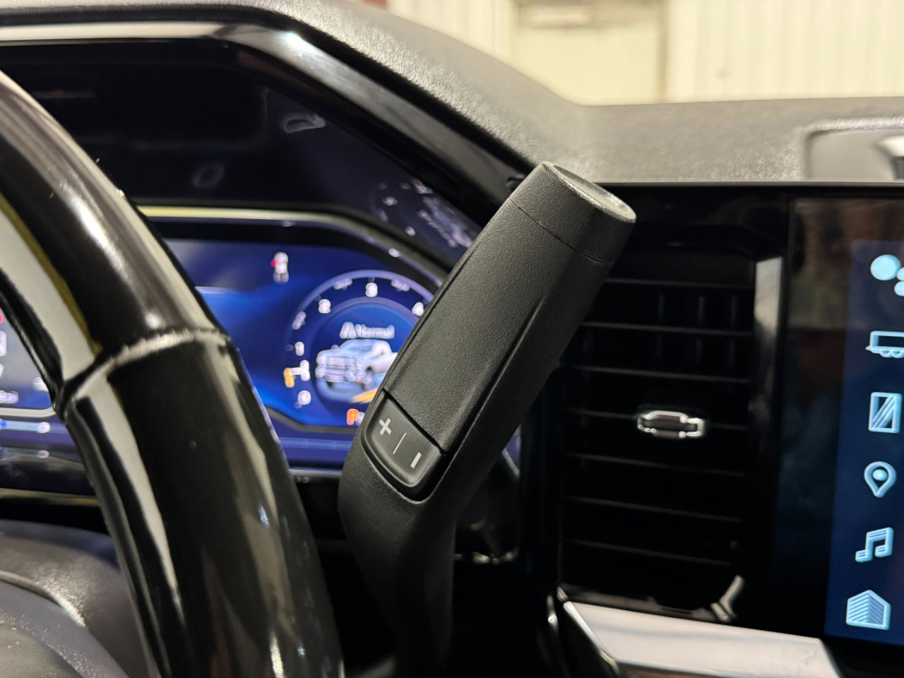 Used 2024 Chevrolet Silverado 3500 LT w/ Convenience Package image 24