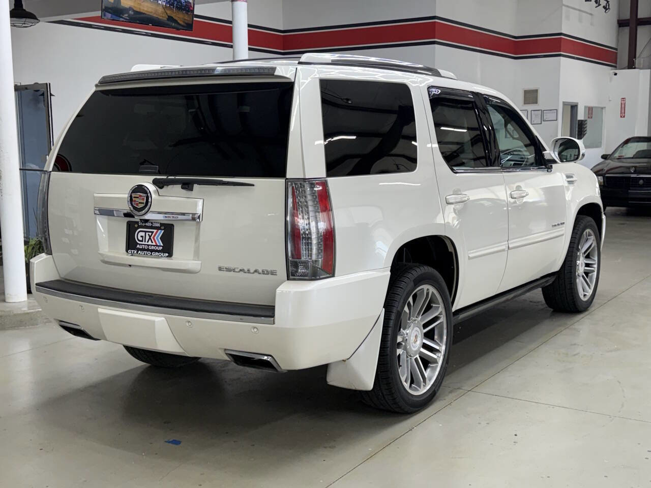 Used 2014 Cadillac Escalade Premium AWD/4WD image 2