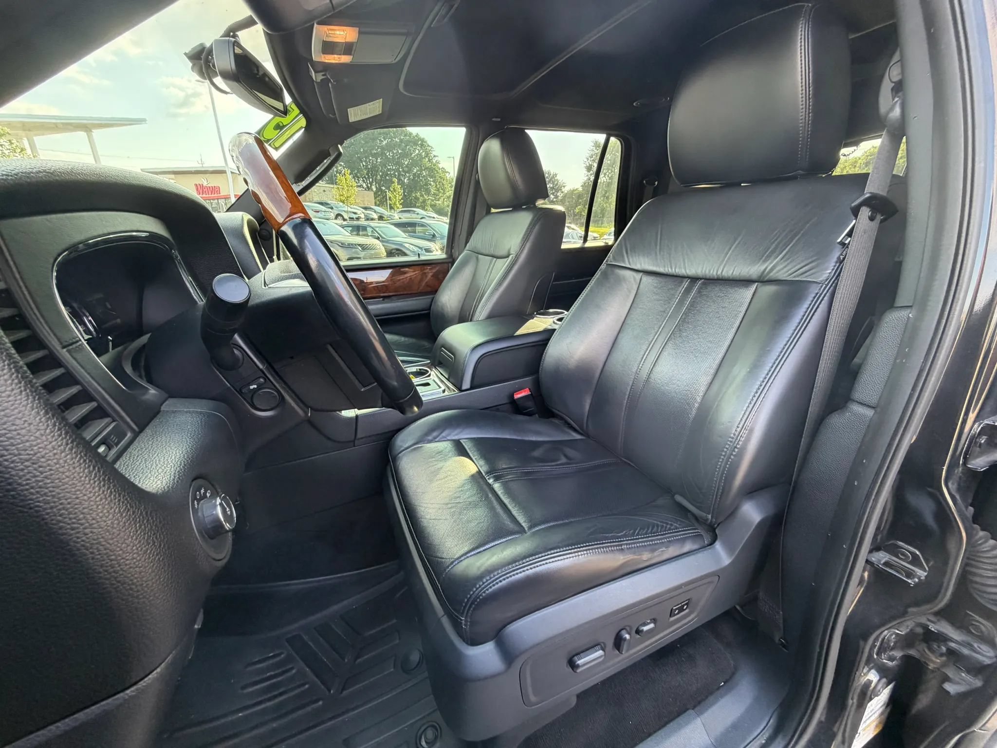 Used 2015 Lincoln Navigator 4WD image 14