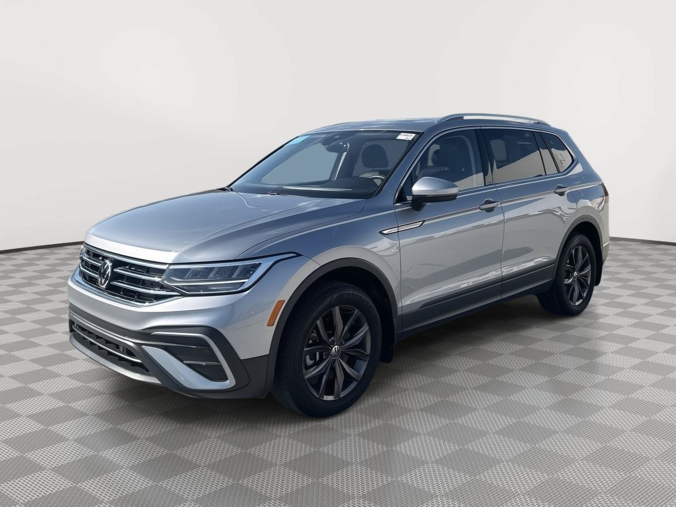 Certified 2024 Volkswagen Tiguan SE AWD/4WD image 4