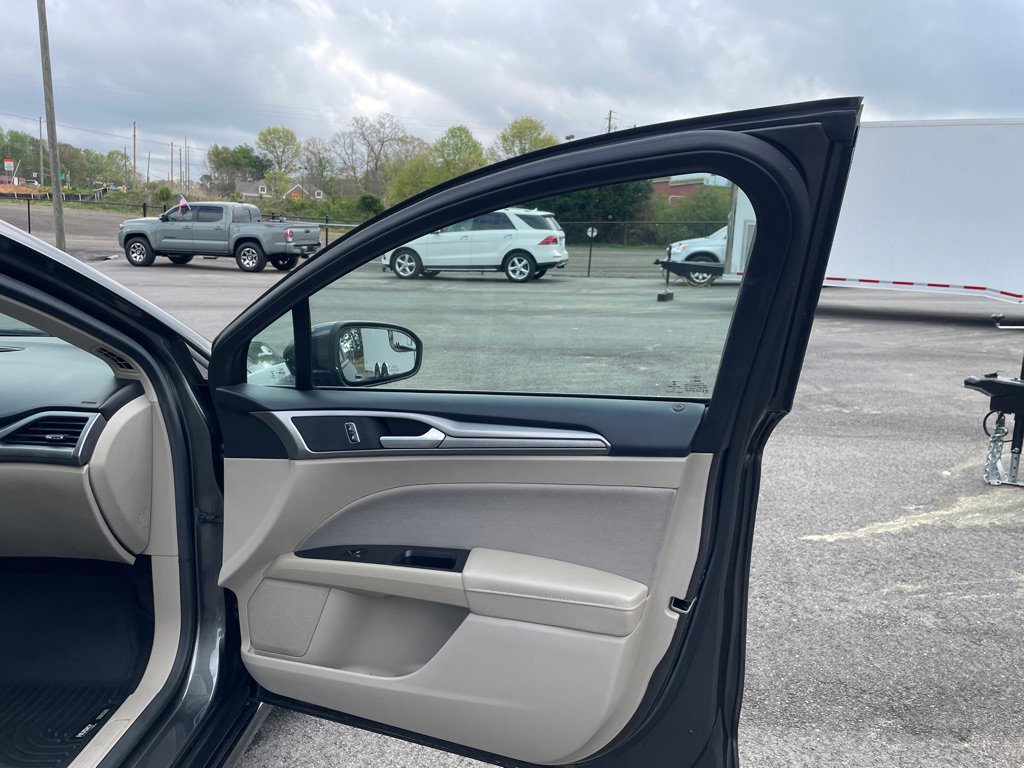 Used 2017 Ford Fusion SE w/ Fusion SE Technology Package image 20