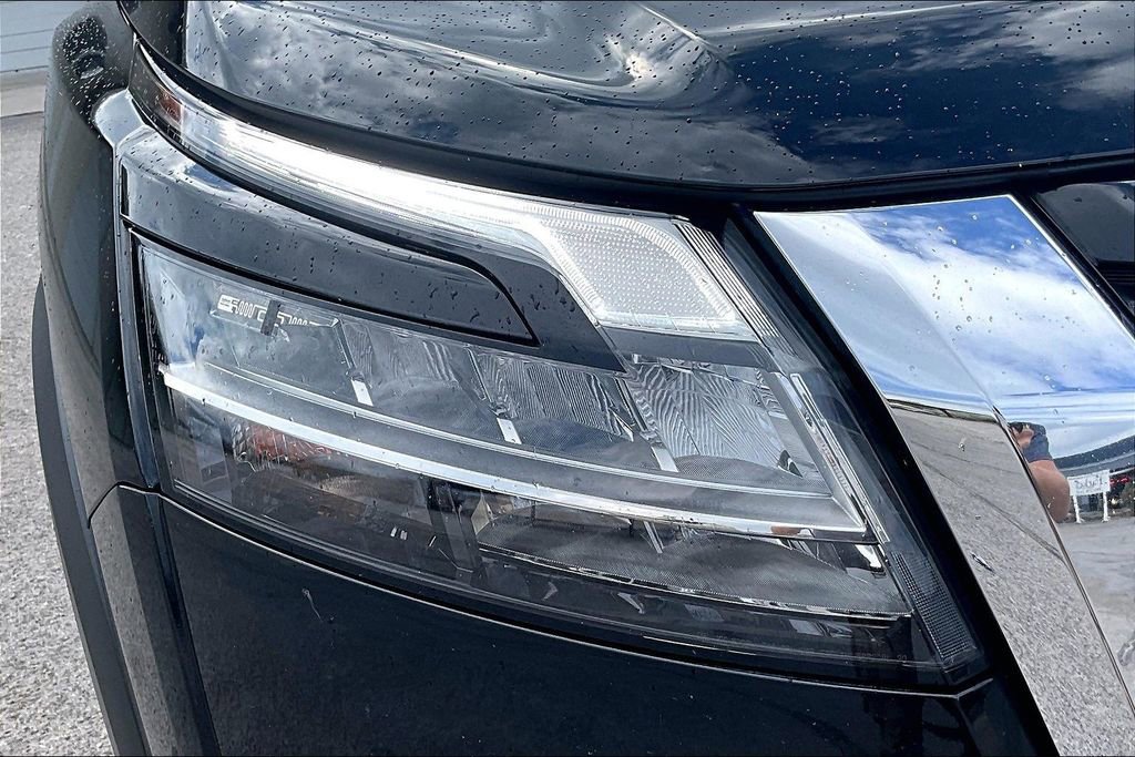Used 2024 Nissan Pathfinder Platinum w/ Cargo Package image 32