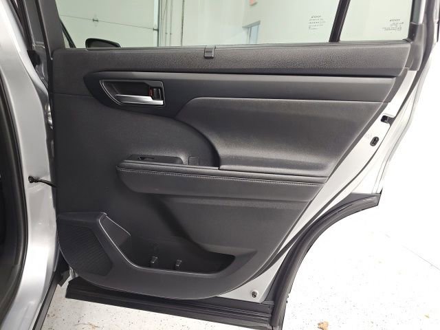 Used 2020 Toyota Highlander XLE image 36