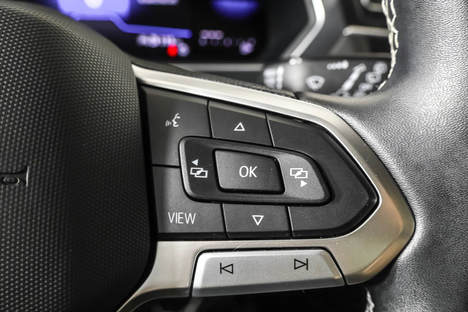 Used 2023 Volkswagen Tiguan SE R-Line image 28