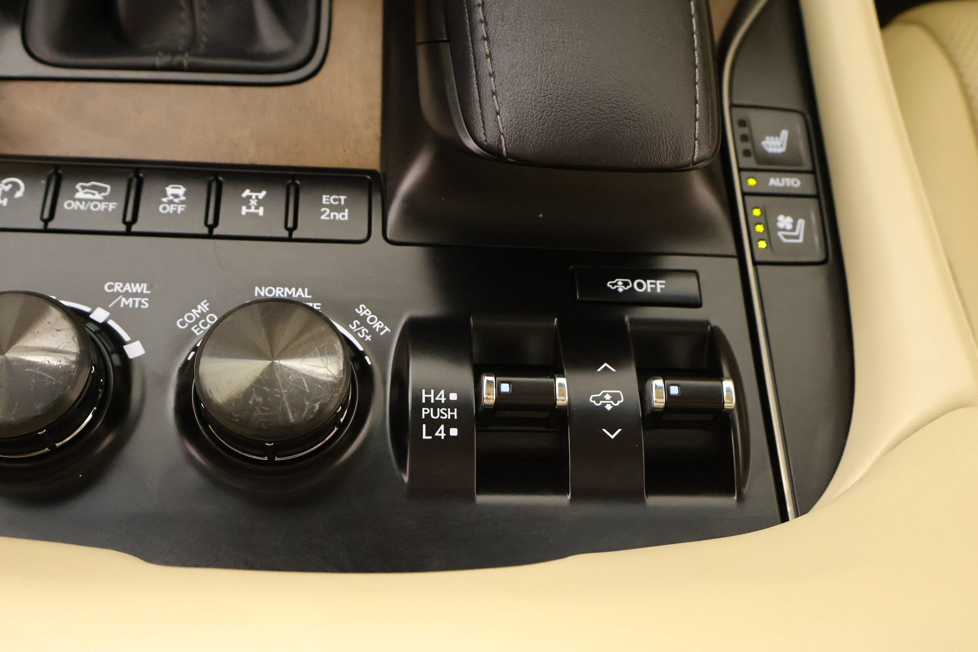Used 2021 Lexus LX 570 4WD w/ Luxury Package image 9
